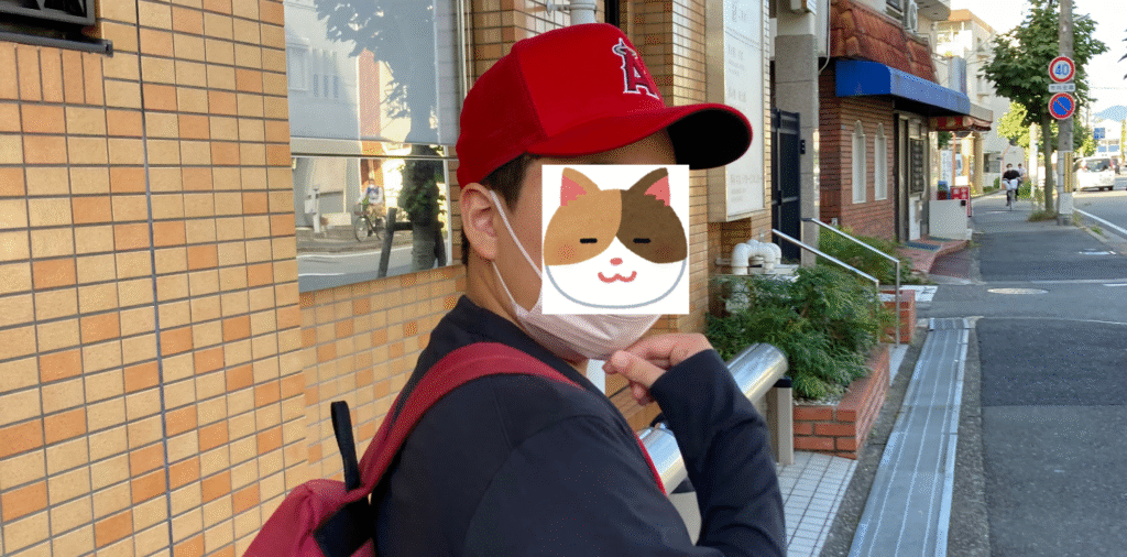 バス停でバスを待つJ君