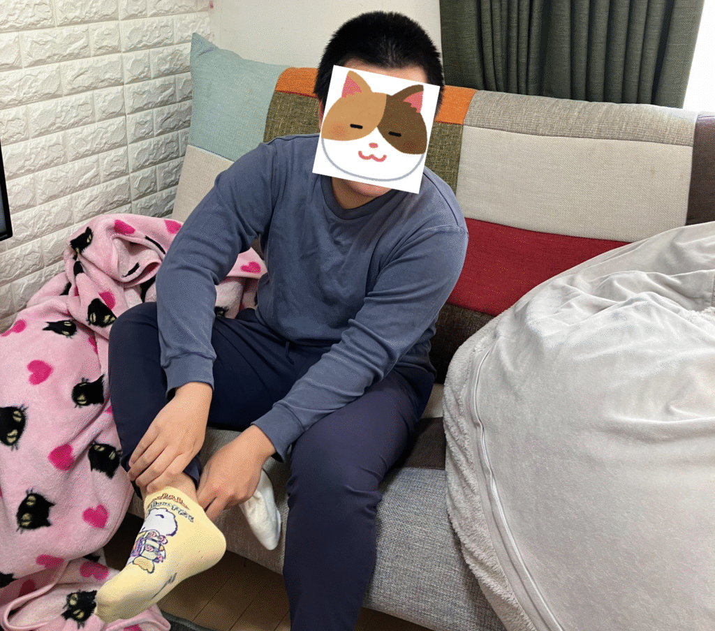 家でくつろぐJ君