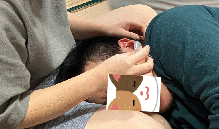 耳かきをされるJ君