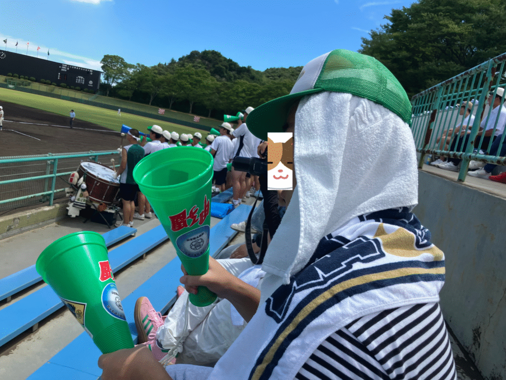 高校野球を応援するJ君とメガホンの様子