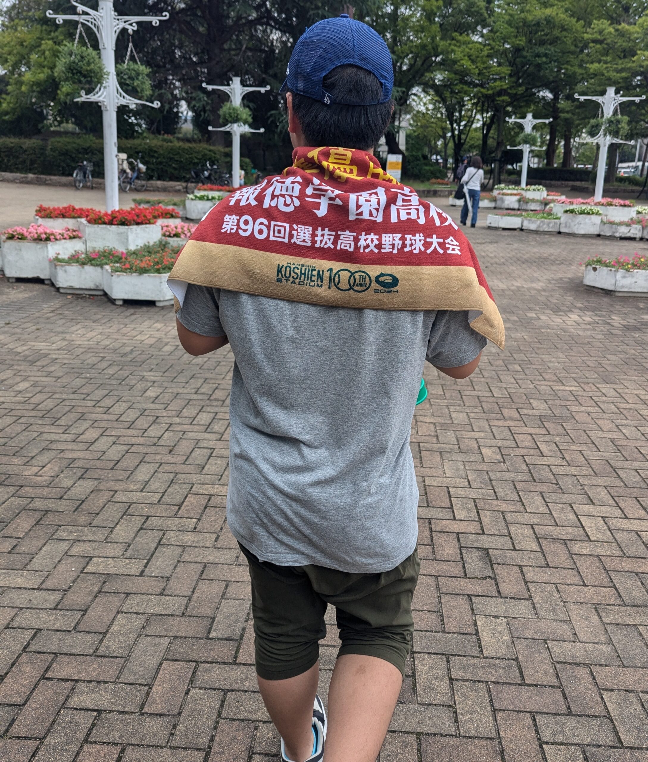 高校野球観戦に出かけるJ君の後ろ姿｜猛暑の中の応援スタイル