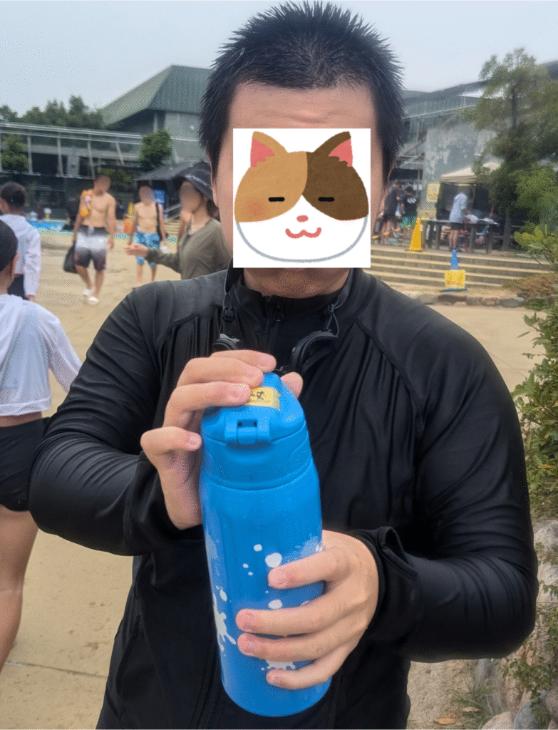 サーモス真空断熱ウェイボトル0.8Lで水分補給するJ君