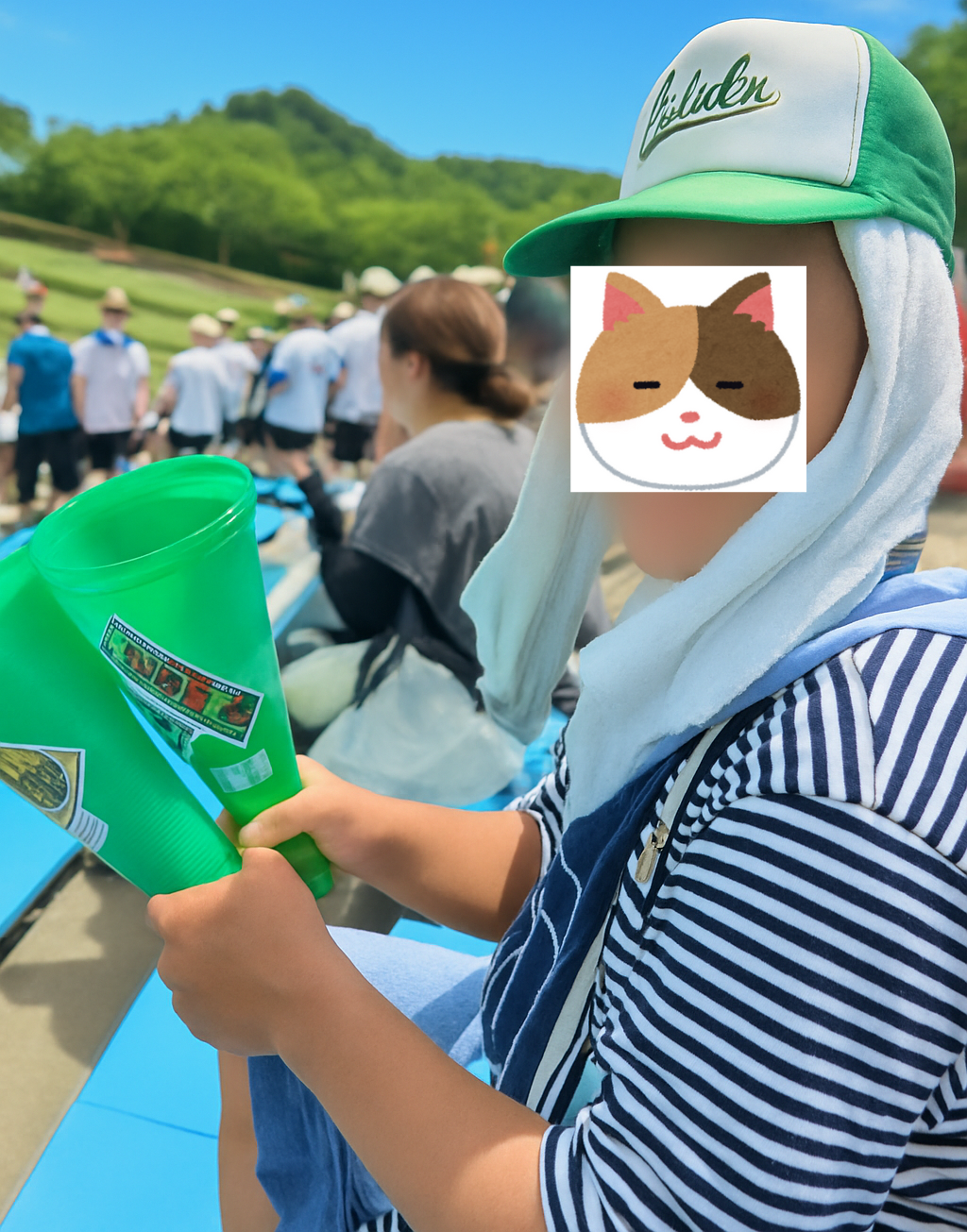 2025年高校野球兵庫大会をスタンドから応援する少年。猛暑の中、熱中症対策をしながら家族と観戦する様子