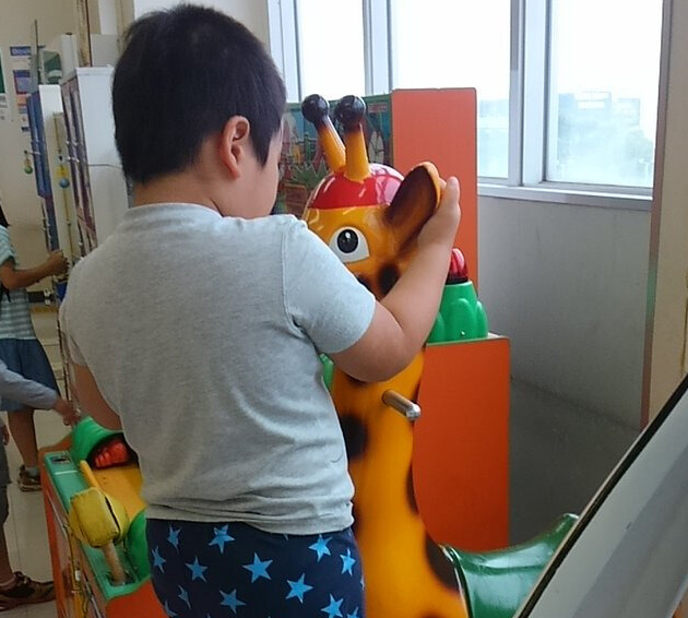 遊戯施設で楽しそうに遊ぶJ君|家庭療育と遊びのバランス