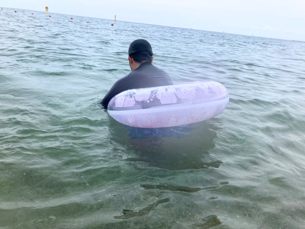 浮き輪でぷかぷか浮いているJ君