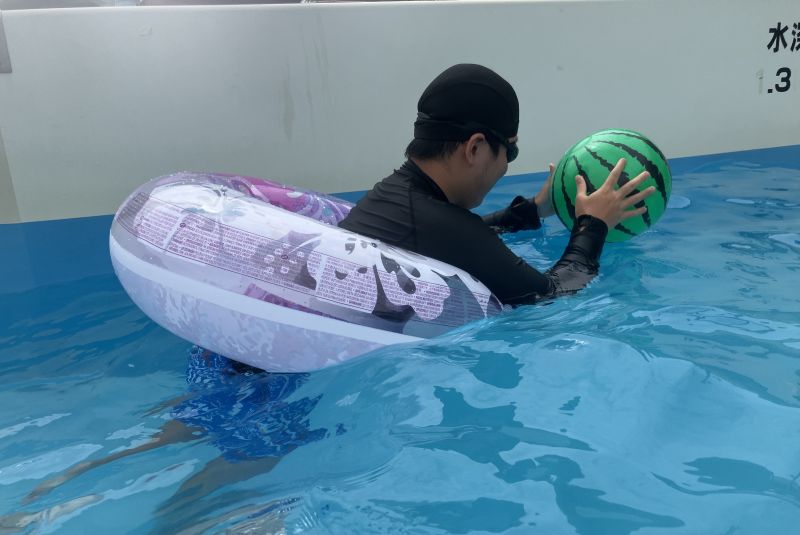 造波プールで波を楽しむ子供