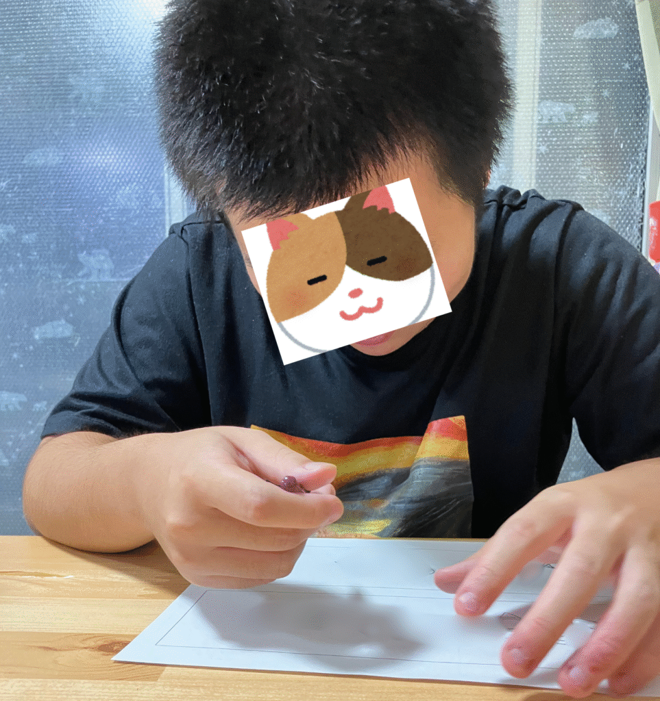 宿題をするJ君