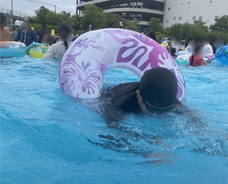 造波プールで波を楽しむ子供