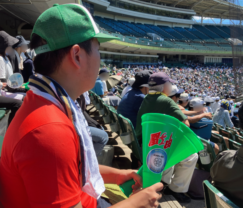 高校野球観戦をするJ君