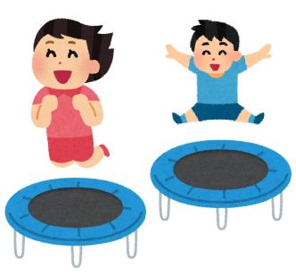 トランポリンを楽しむ子供たち