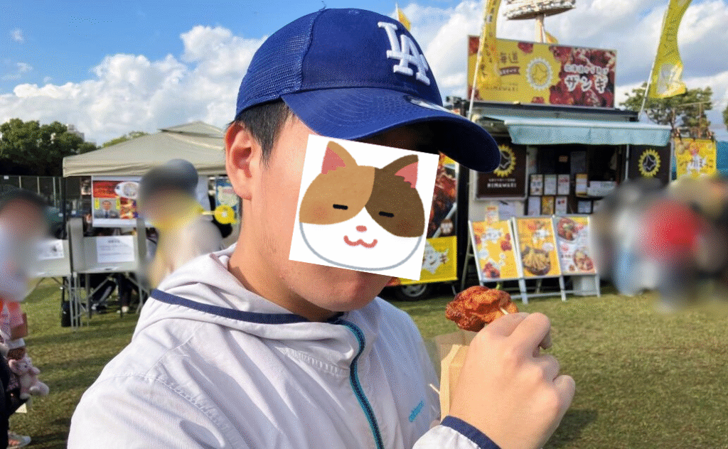 唐揚げを食べるJ君