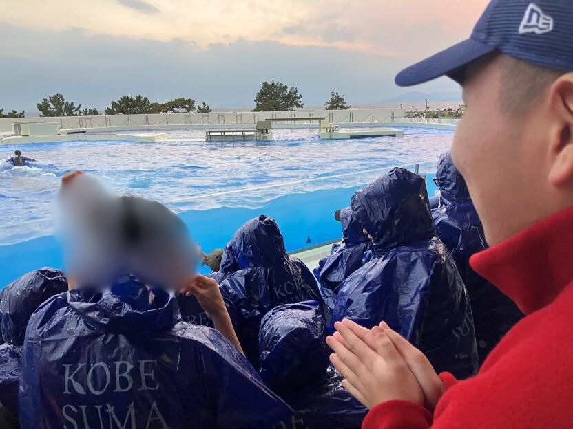 オルカショーを楽しむJ君