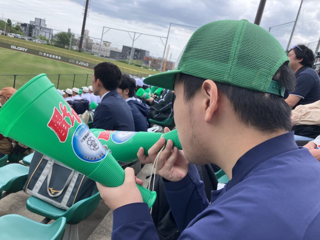 メガホンで応援するJ君｜高校野球兵庫県大会