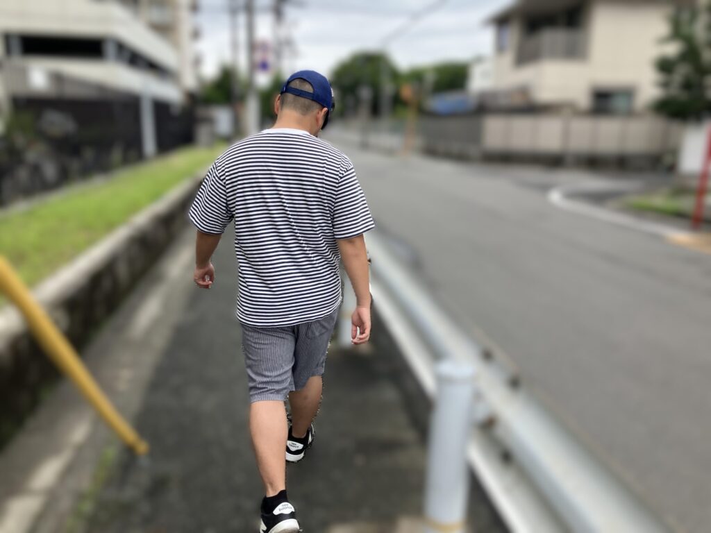 J君が先を歩く