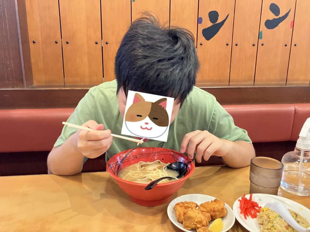 げんこつラーメンを食べる自閉症のJ君