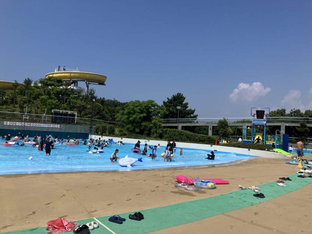 アマラーゴの造波プールと砂浜の全景