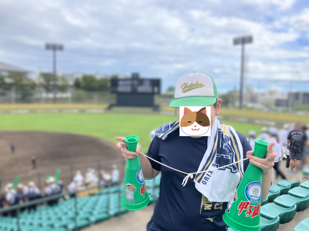 空いているスタンドでメガホンを使って応援する男の子