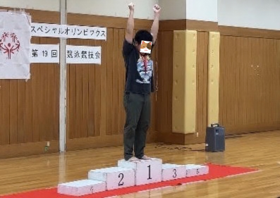 表彰台で両手を挙げる男の子|スペシャルオリンピックス兵庫
