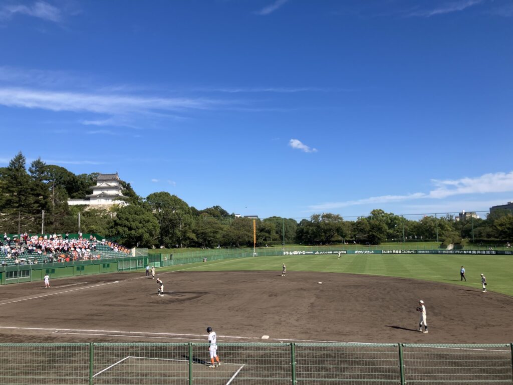 明石城が見える明石トーカロ球場のグラウンド